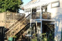 2 seperate sleeping areas, kitchenette & pool. Good for families and groups.