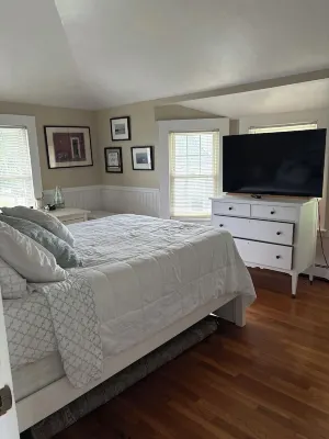 Beautiful old style beach cottage Walk to beach/ restaurants Center of town