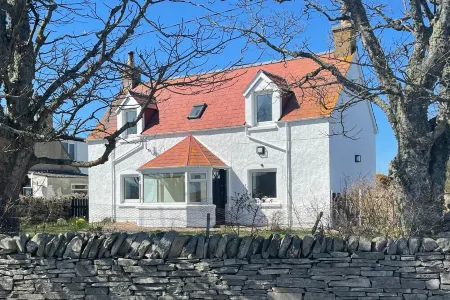Shepherd Moon - Sea View Cottage near NC500