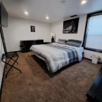 Modern - 4 Bedroom - Pool Table- No Chores - No Contact Check In-