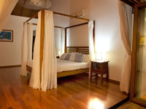 Secluded, exclusive, totally private luxury villa overlooking the prettiest bay. 紐卡斯爾酒店