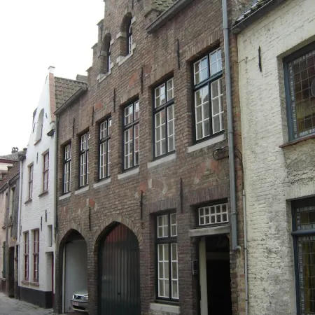 Charming house in the center of Bruges right along the green canals