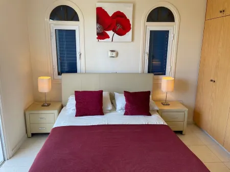 Spacious 3 bed , Private Pool, Large Peaceful Garden And Great Views