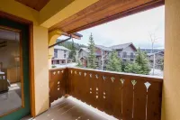 Large 3 bedroom ski in retreat with hot tub Hotels in Sun Peaks
