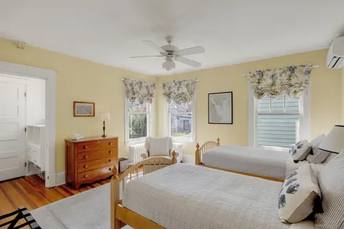 Historic & sunny home w/ Fireplace steps from USNA & Downtown Annapolis