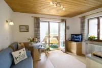 Free parking Just a 5-minute walk to the village center, the cross-country ski trail and the ski bus 라이트임윙클 호텔