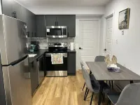 Cozy 2 Bedroom Basement โรงแรมใน