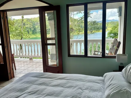 Lakefront 3 bed 3 bath townhouse with tennis court, pickleball court and pool Hotels in Arenal