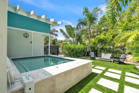 The Bea's Knees 3 Bedroom Home by RedAwning Отели в г. Карингба