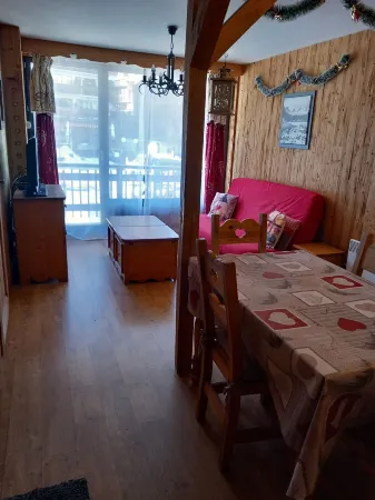 The charm of an alpine chalet, an ideal location for sport and shopping