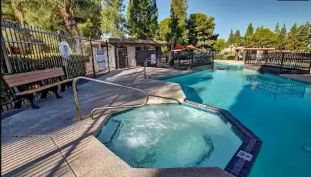 Family Home, New ew Pool, Parks, Private Patio Отели рядом с достопримечательностью «Commemorative Air Force Museum»