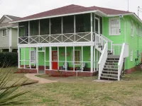 Location Location Location! Classic Beach Cottage less than 1-min walk to beach!