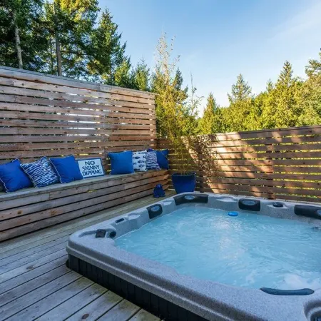 Hidden Pond Gong Suite - Luxury , Pet Friendly, with Hot Tub and Private Beach