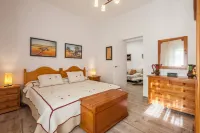 Villa del Manzano, Complete villa with pool just 15 minutes from Seville