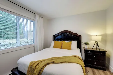 Squeaky clean brand new 2 bedroom close to major routes.