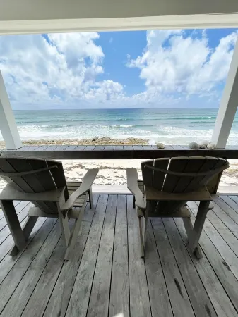 Quaint Cottage On The Beach in the South End Отели в г. Элбоу Кей