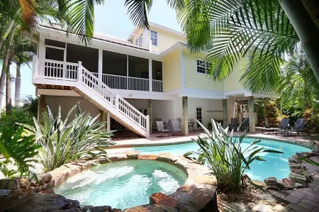 Luxury Home w/ Waterfall Pool/Hot Tub-Walk to Andy Rosse