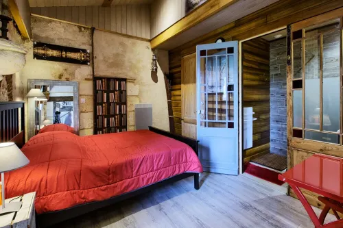 Cottage in an old Bordeaux wine cellar space, calm and comfort