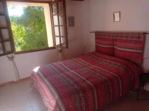 On vacation with the dog? House with enclosed garden in the center of Roquebrun.