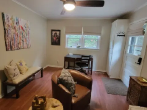 Dwell Well House- Upscale 2 BR/2 BA house downtown w/private fenced yard Hotels in Morganton