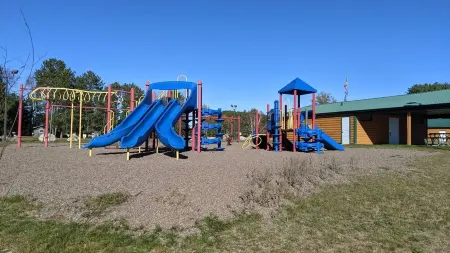 Northwoods cozy 3BR/2BA lakefront cabin on ATV/UTV trail