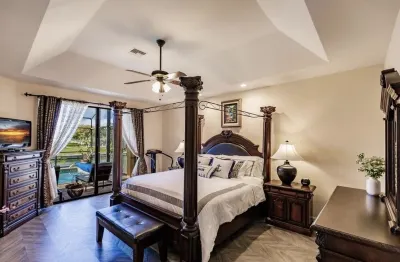 6 Bedroom Gorgeous Waterfront Home With dock, panorama waterview, walk to beach,