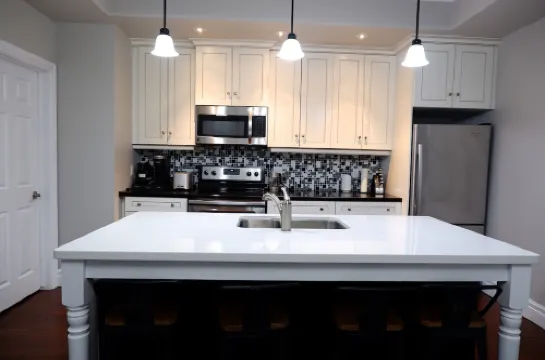 Central London - Clean, Modern & Comfortable. Downtown w/ Free Parking & Wi-Fi