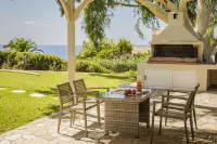 SUPERB LOCATION Luxury 5 bed villa, pool, sea view, beach / restaurants close by Hotel a 