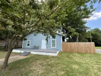 Charming 3-bedroom vacation home just 4 minutes drive to Eiffel Tower The Paris, Texas, Eiffel Tower附近的飯店