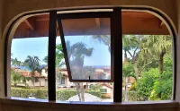 Flamingo Beach Villa - One of Few Renovatd Units- Walk to Beach- Bikes Included
