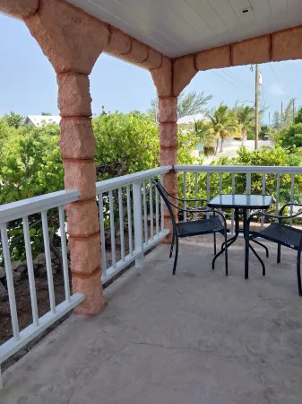 Charming 2-Bedroom House in Tranquil Staniel Cay near Thunderball Grotto Отели в г. Станиэл-Кэй