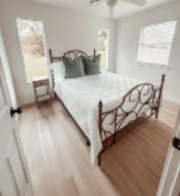 Cozy Cottage Located on the South Side of Grand Lake Hotels in Craig County