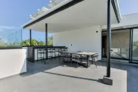 Lake View Villa: Private Pool, Rooftop Terrace, AC, Daily Housekeeping Included!