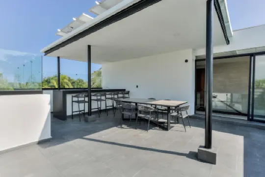 Lake View Villa: Private Pool, Rooftop Terrace, AC, Daily Housekeeping Included!