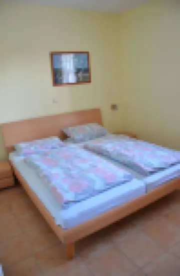 Bright, family-friendly apartment near the beach