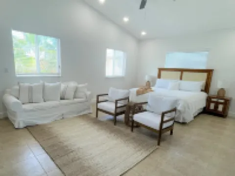 Lovely Studio steps from the beach. Optional golf car rent Hotels in Bailey Town