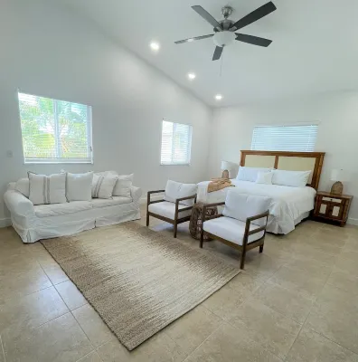 Lovely Studio steps from the beach. Optional golf car rent Hotel a 
