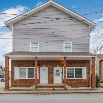 Peaceful 2-Bedroom Apartment - Close To It All!