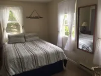 Cozy lake house minutes to Craigville Beach Hotels in Centerville