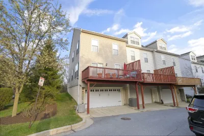 Experience Elevated Comfort: Luxe Breeze Townhouse. Hotels near Owings Mills