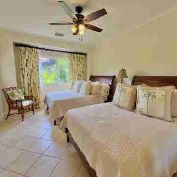 Spacious condo with panoramic ocean and golf  views Rooms
