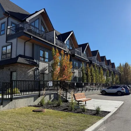 Joe’s Brand New 2 King Bedrooms Townhome in Canmore (License: Res-10681)