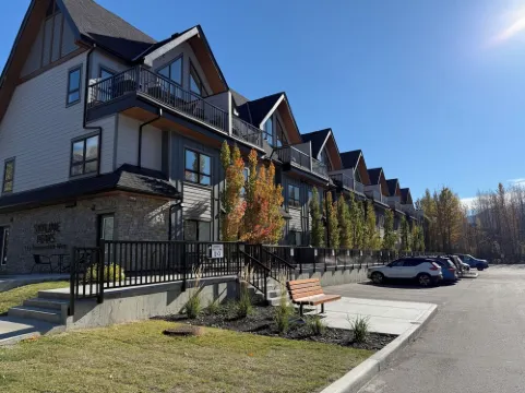Joe’s Brand New 2 King Bedrooms Townhome in Canmore (License: Res-10681)