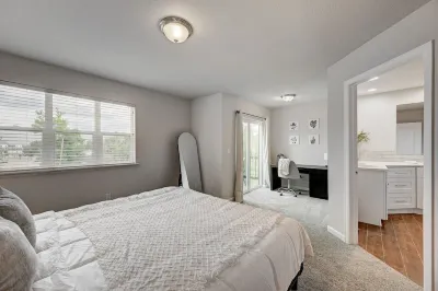 Spacious Modern Townhouse w/Private Rooftop Deck Hotels near The Well House Assisted & Senior Living of Arvada