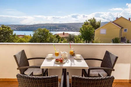Enjoy the sea view | Modern apartment in the idyllic Cizici contact with the owner