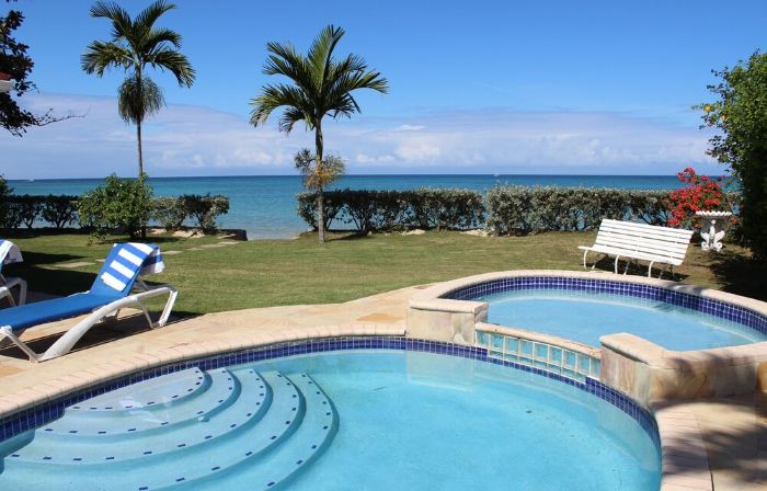 Baywatch - seaside villa, modern, spectacular location & garden, pool, cook