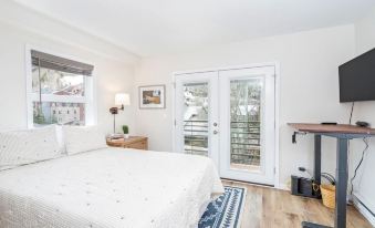 Cloud Nine! Near Chair 7, Top Floor on River + Hot Tub 1 Bedroom Condo by RedAwning