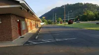 Budget Host Inn Charleston - parking
