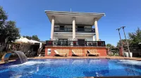 CUNDA EYE - Rooftop Pools