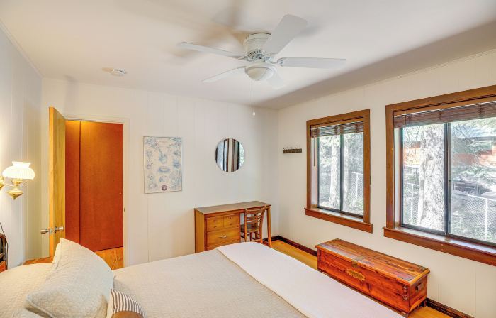 Walk to Lake Almanor: Prattville Cabin w/ 2 Decks!